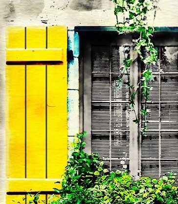 Volets battants jaunes sur façade extérieure